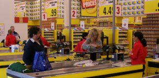 Canadians Feel Pressured to Donate at Store Checkouts: Expert