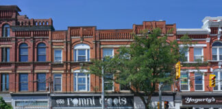 Large Retailers to Come Out Ahead as COVID-19 Hits Smaller Businesses Hard: Expert